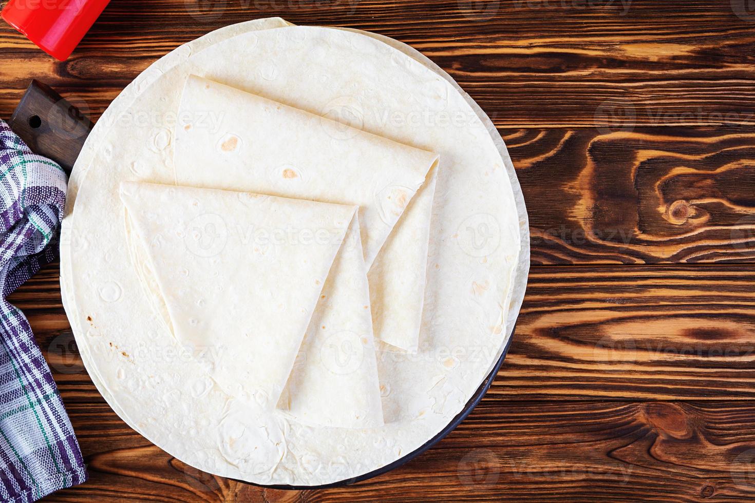 lavash rond sur un fond en bois. pain pita isolé photo