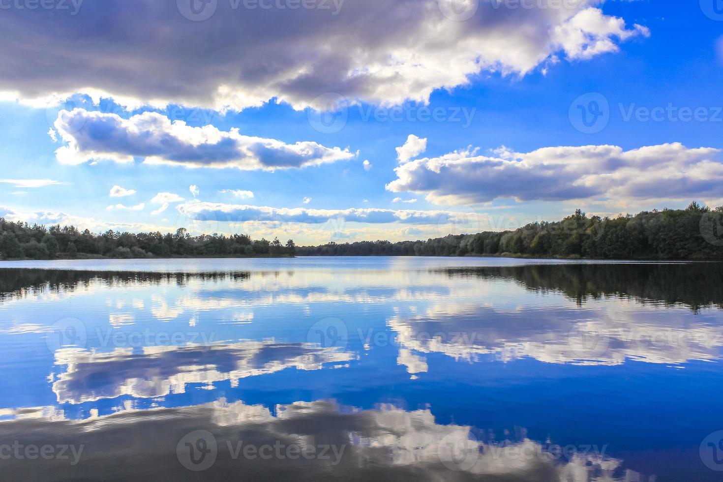 le stoteler de l'allemagne du nord voit l'eau bleue du lac avec la réflexion des nuages. photo