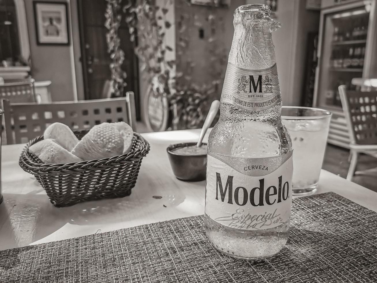playa del carmen quintana roo mexique 2022 bouteille de bière modelo au restaurant papacharly playa del carmen mexique. photo