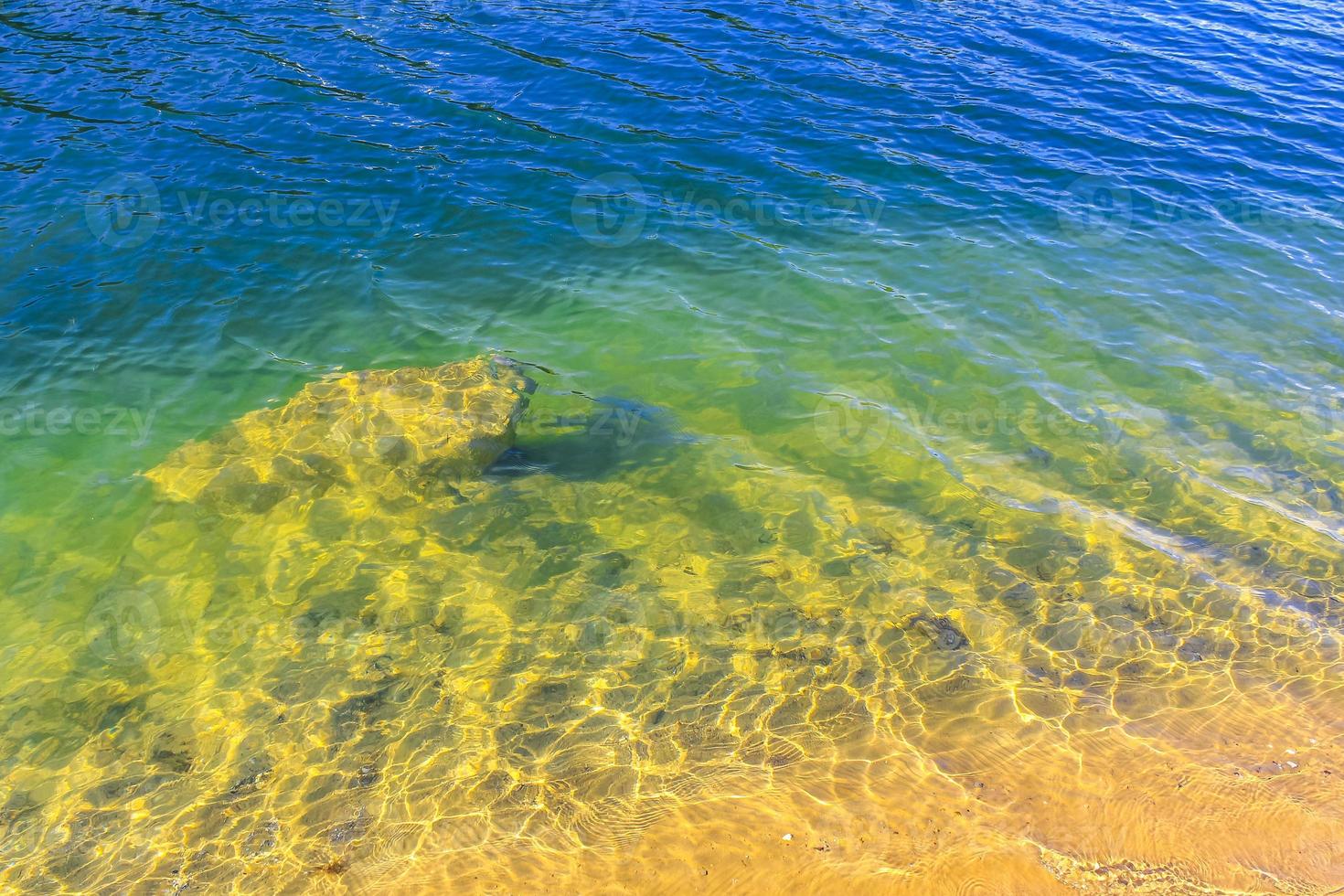 eau turquoise bleu vert beau lac de carrière lac d'étang de dragage. photo