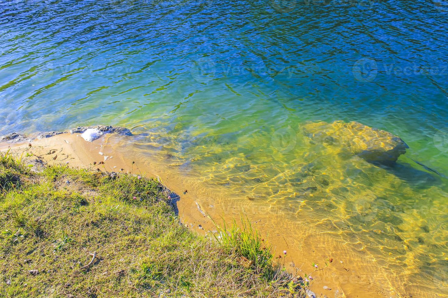 eau turquoise bleu vert beau lac de carrière lac d'étang de dragage. photo