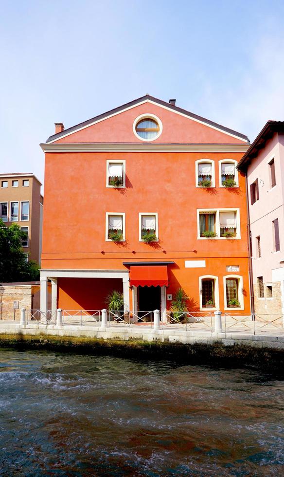 bâtiment de maison ancienne orange photo