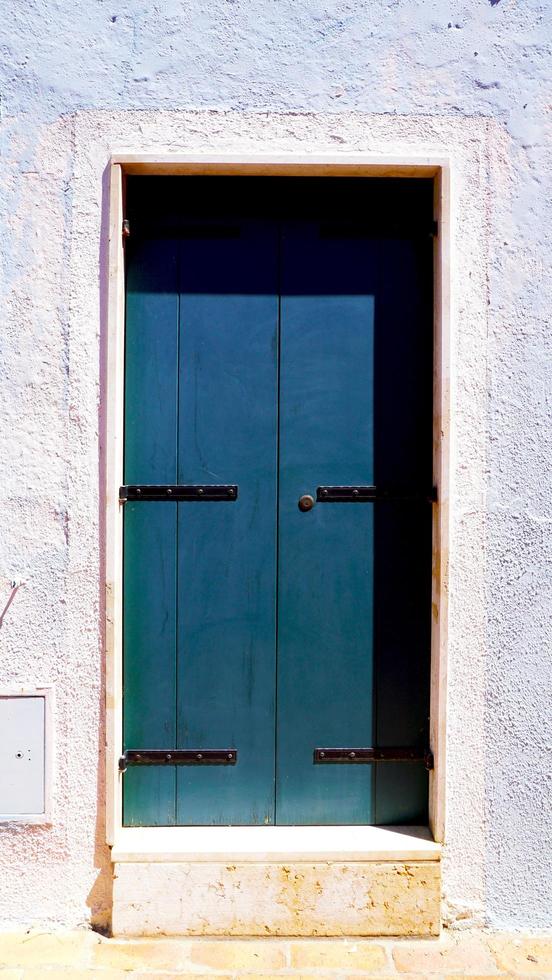 vieille porte maison à burano photo