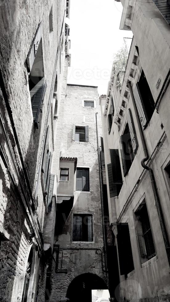 vieux bâtiment dans la vieille ville de venise niveaux de gris photo