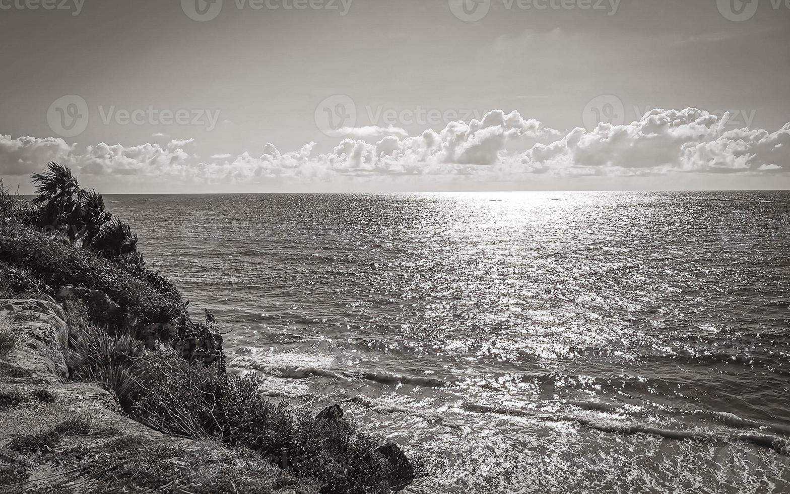 ruines antiques de tulum site maya temple pyramides artefacts paysage marin mexique. photo