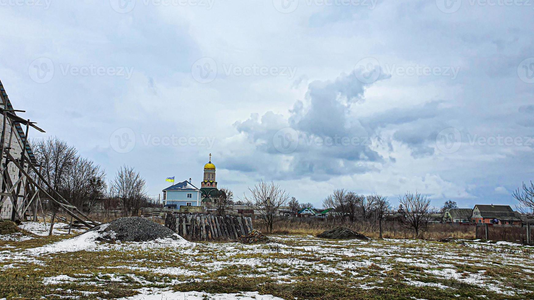 ciel bleu avec des nuages. route, sortie des territoires occupés. guerre en ukraine. échapper à l'agresseur. photo