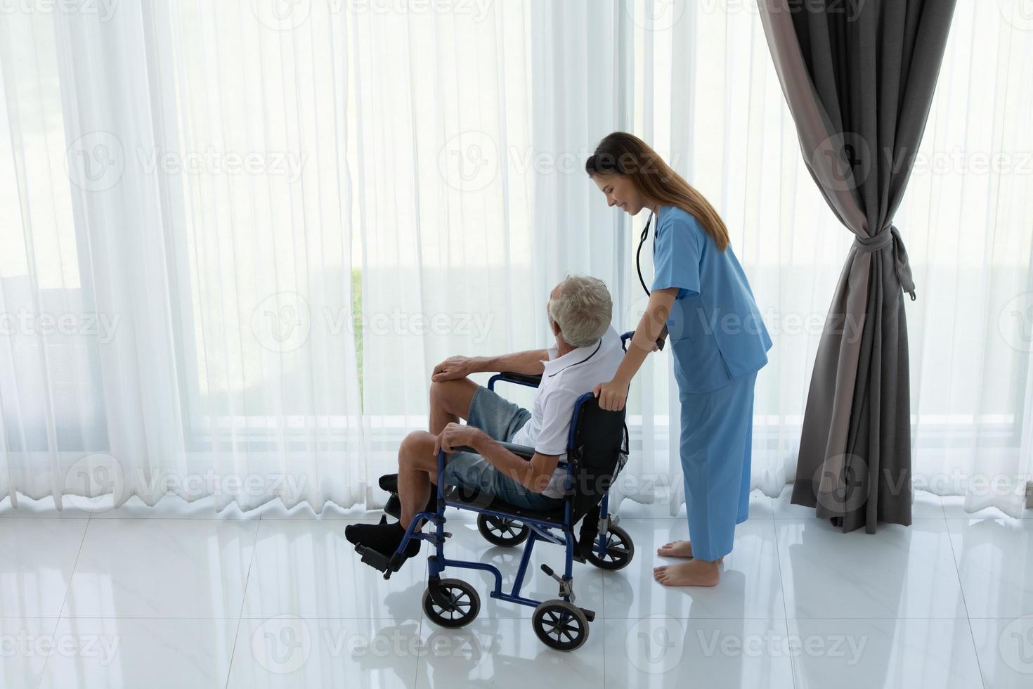 médecin parlant à un patient âgé présentant des symptômes de dépression regarde la nature à l'extérieur de la fenêtre dans une chambre de patient spéciale. photo