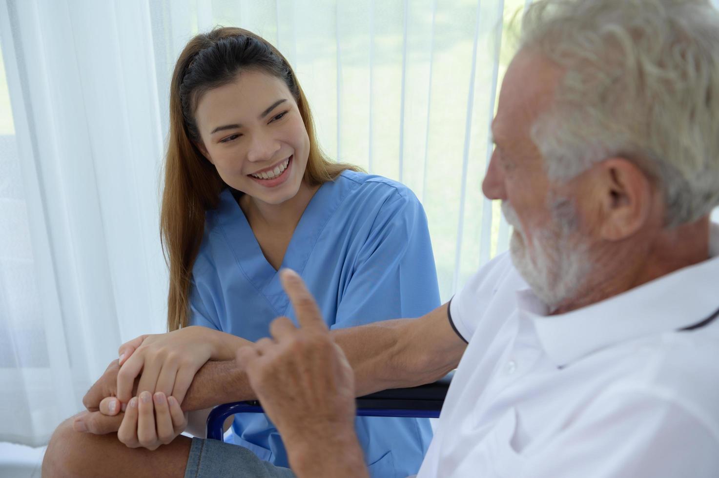 médecin parlant à un patient âgé présentant des symptômes de dépression regarde la nature à l'extérieur de la fenêtre dans une chambre de patient spéciale. photo