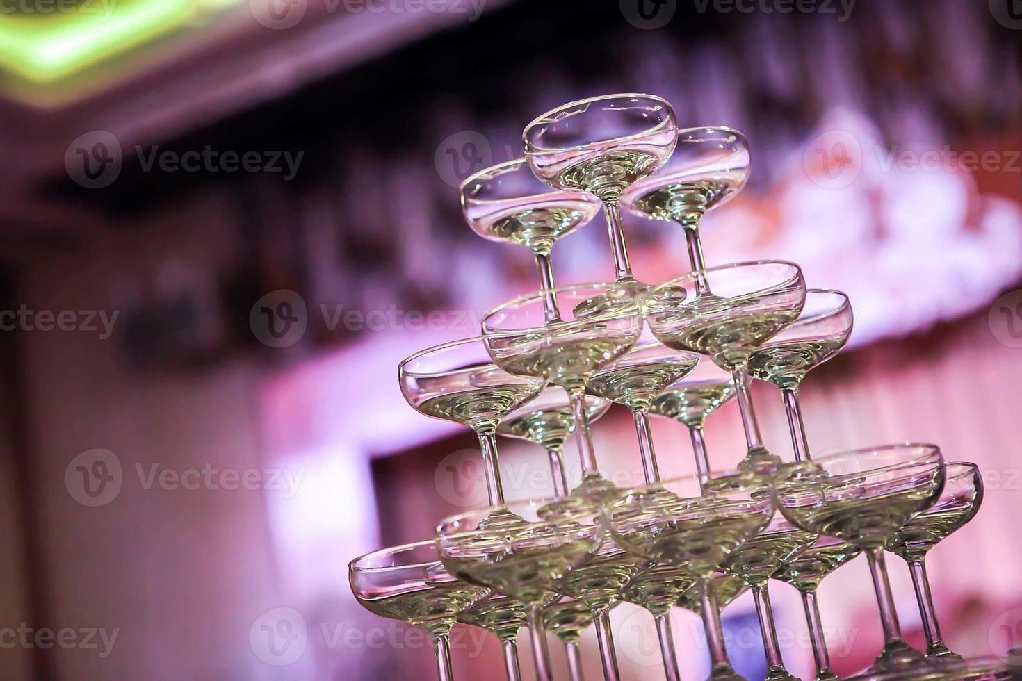 tour de verre de champagne pour célébrer lors d'une fête photo