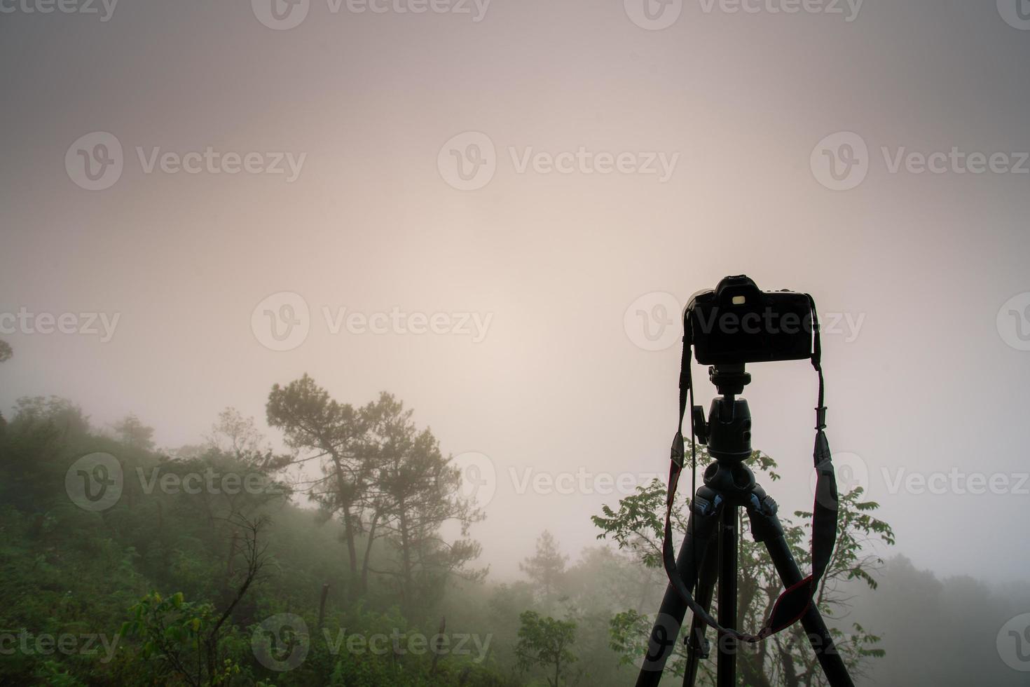 Point de vue de la scène du lever du soleil à phu chi phor, district de khun yuam, province de maehongson, thaïlande photo