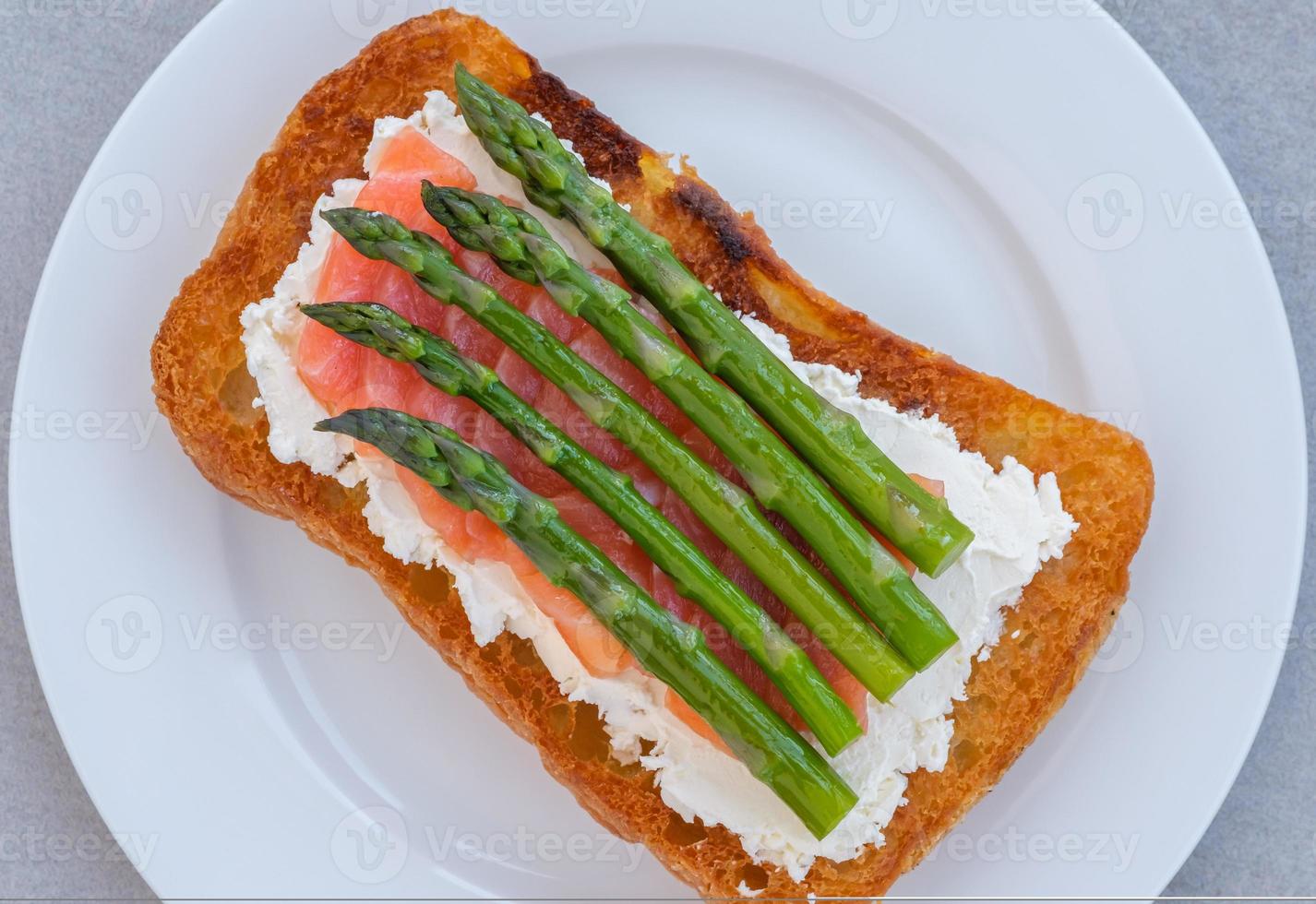 sandwich aux asperges au saumon photo