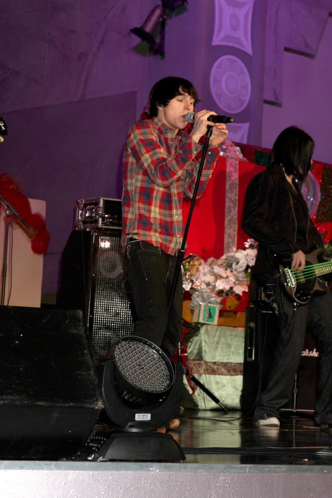 los angeles, 20 nov - mitchel musso au concert d'éclairage d'arbres hollywood and highland 2010 répétitions à hollywood and highland centre cour le 20 novembre 2010 à los angeles, ca photo