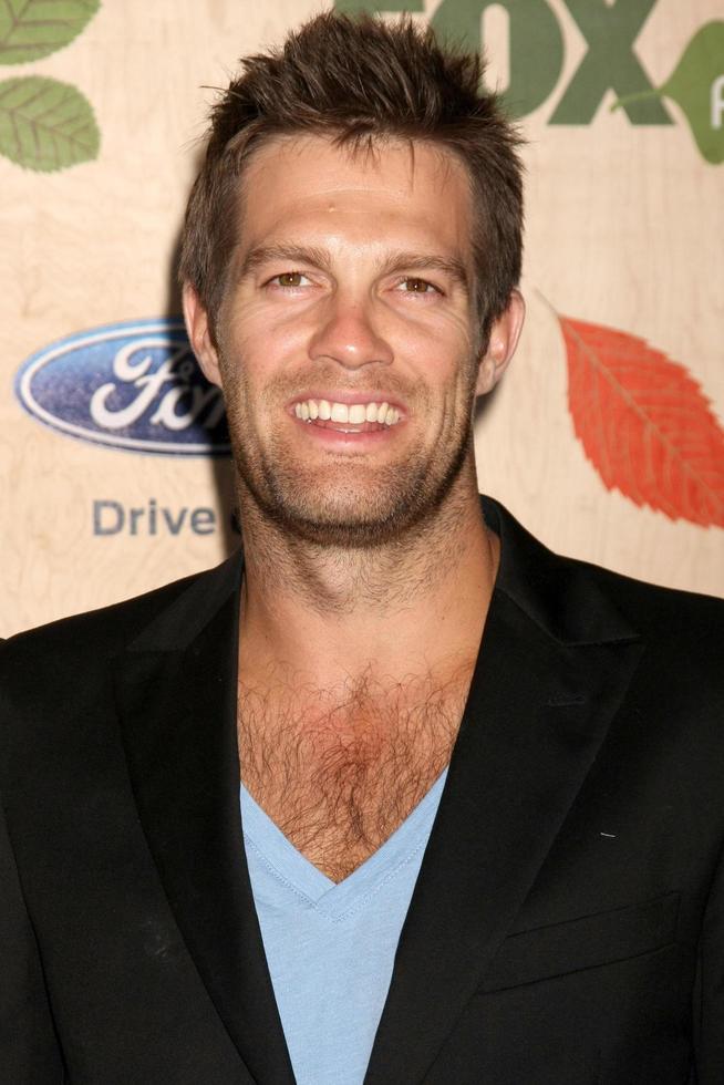 Los angeles, sep 12 - geoff stults arrivant à la 7e fête annuelle de l'éco-casino fox fall à la reliure le 12 septembre 2011 à culver city, ca photo