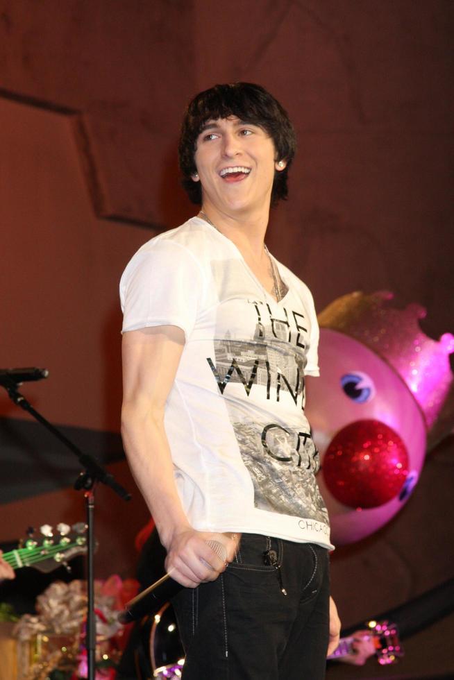 los angeles, 20 novembre - mitchel musso au concert d'éclairage d'arbres hollywood and highland 2010 à hollywood and highland centre cour le 20 novembre 2010 à los angeles, ca photo