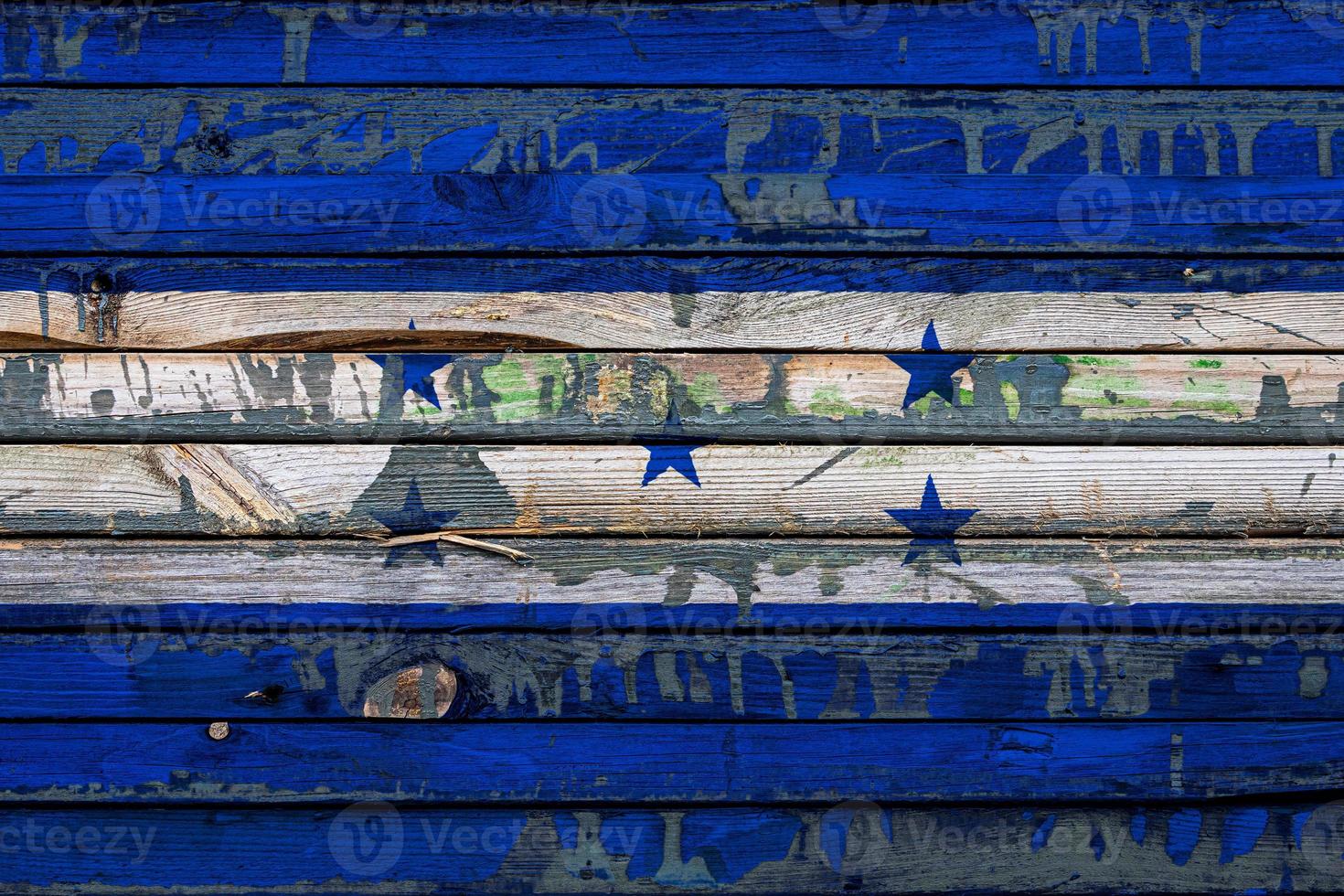 le drapeau national du honduras est peint sur des planches inégales. symbole du pays. photo