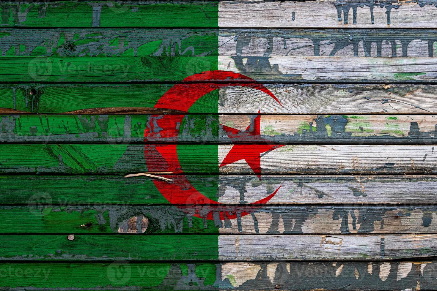 le drapeau national de l'algérie est peint sur des planches inégales. symbole du pays. photo