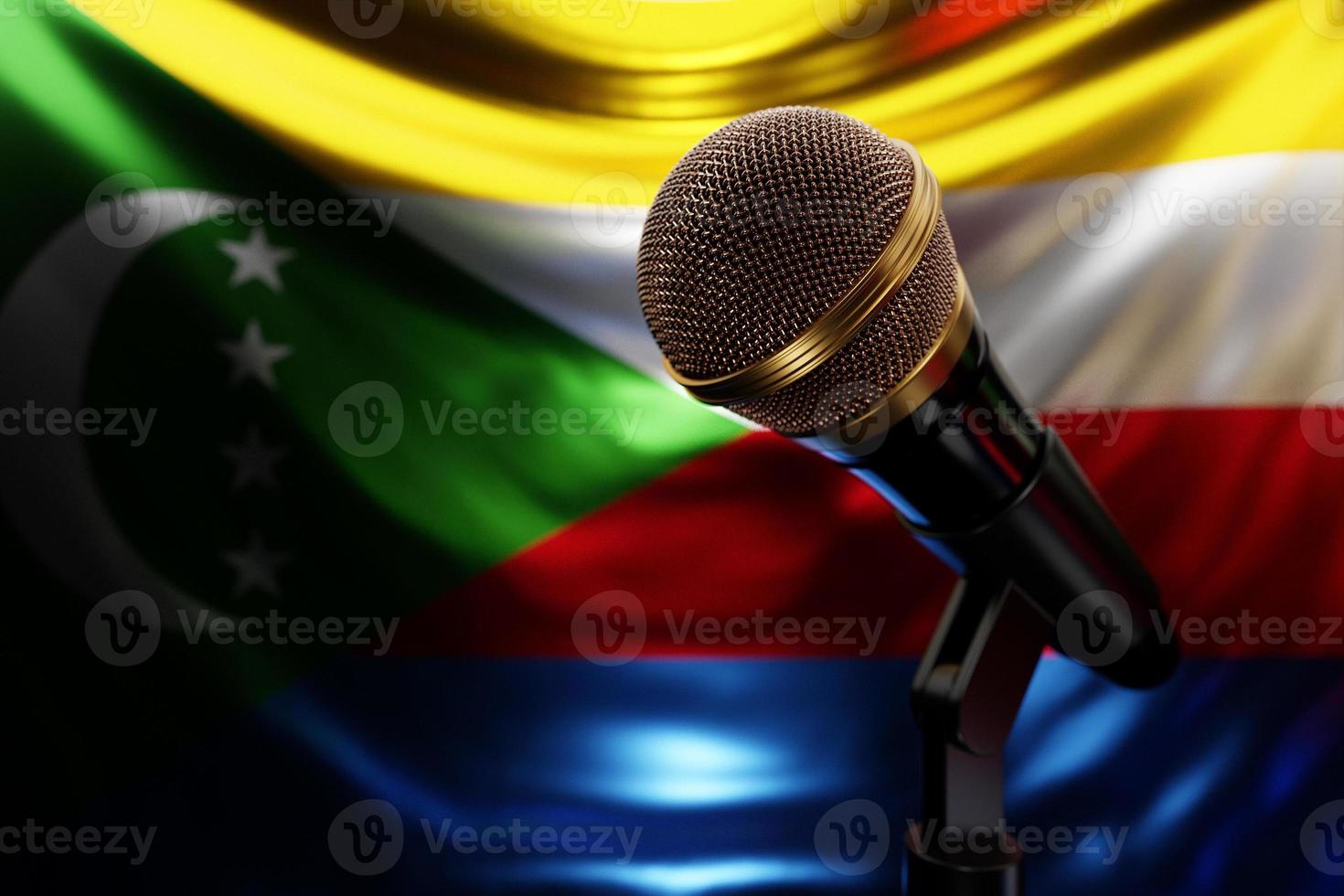 microphone sur le fond du drapeau national des comores, illustration 3d réaliste. prix de musique, karaoké, équipement de sonorisation de studio de radio et d'enregistrement photo