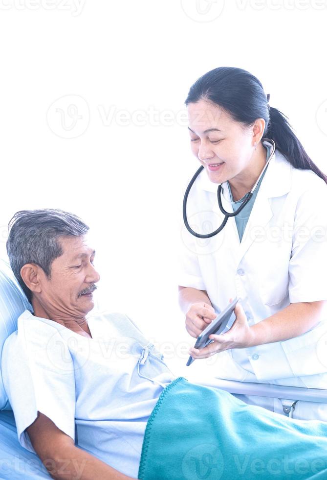 femme asiatique médecin professionnel avec bloc-notes souriant, visitant, parlant et diagnostiquant le vieil homme patient allongé dans le lit du patient à l'hôpital photo