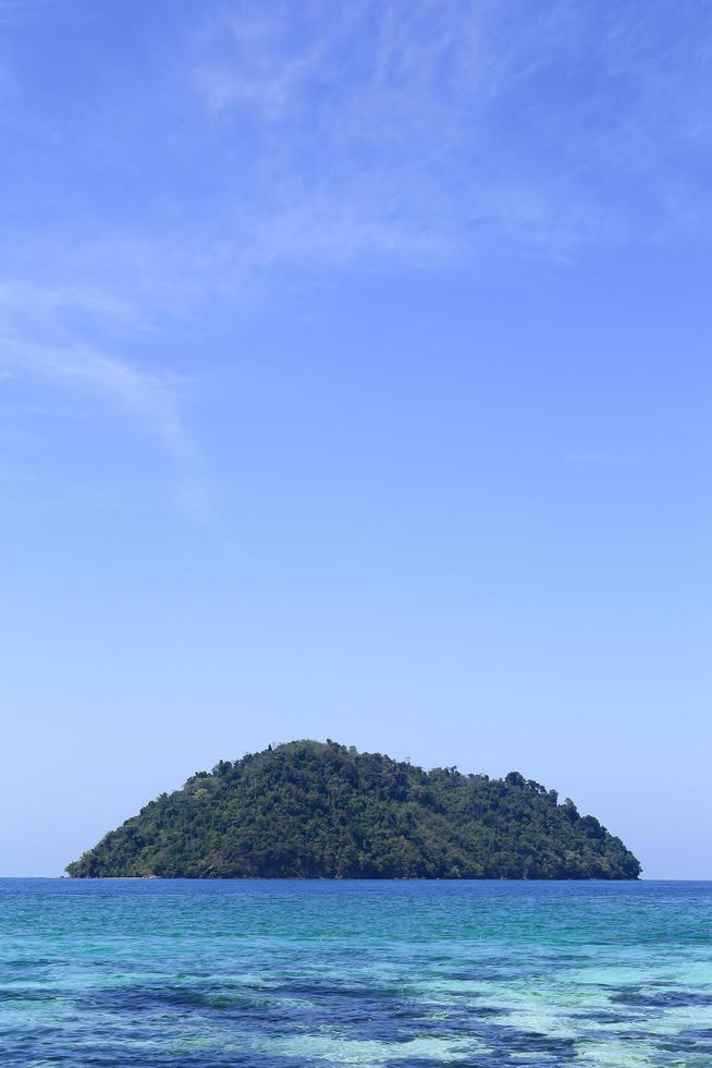 belle île avec plage blanche photo