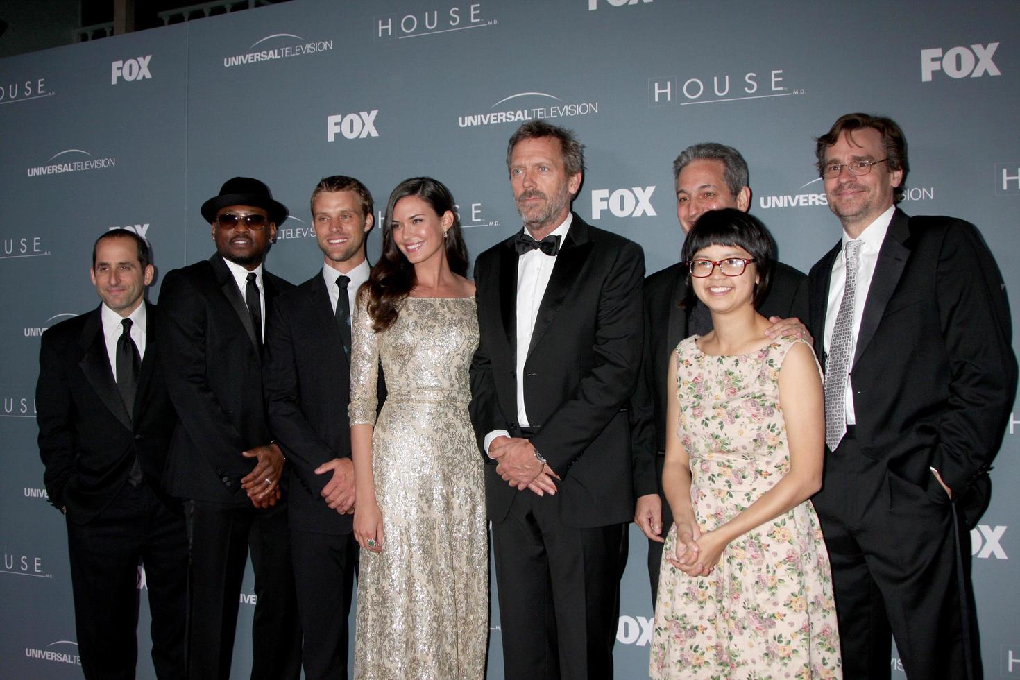 los angeles, 20 avril - peter jacobson, omar epps, jesse spencer, odette annable, hugh laurie, david shore, charlene yi, robert sean leonard arrive à la soirée de clôture de la série maison photo