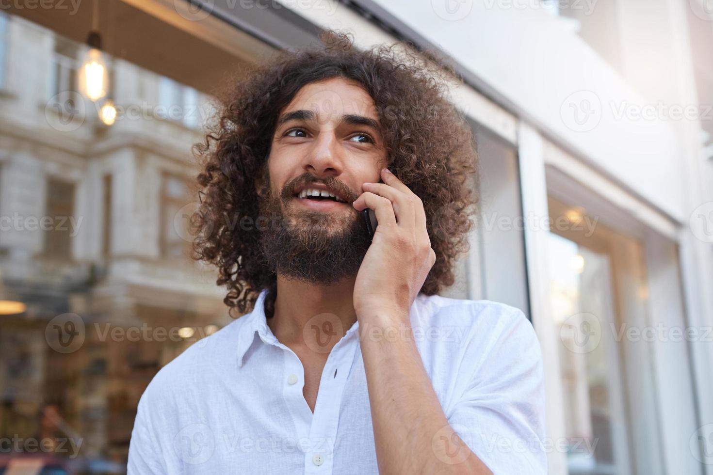 Prêt Pour La Baignade. Gros Plan Visage Sérieux D'homme Barbu En