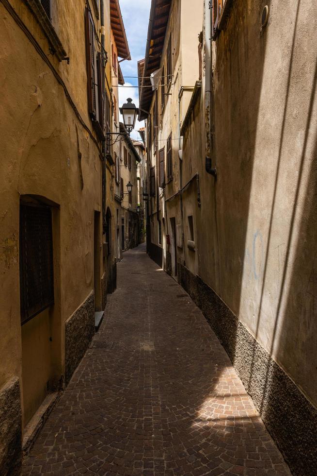 ruelle étroite à bellano como italie photo