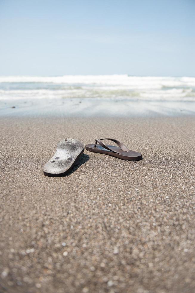 tongs sur la plage photo