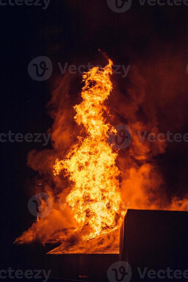 maison en feu la nuit. sujets d'incendies criminels et d'incendies, de catastrophes et d'événements extrêmes. photo