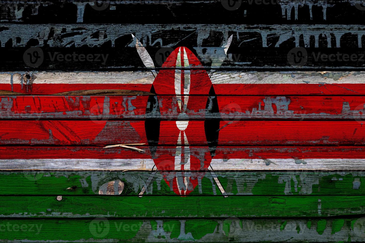 le drapeau national du kenya est peint sur des planches inégales. symbole du pays. photo