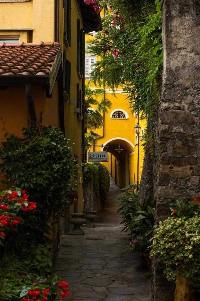 Ruelle étroite dans la ville de Varenna Côme Italie photo