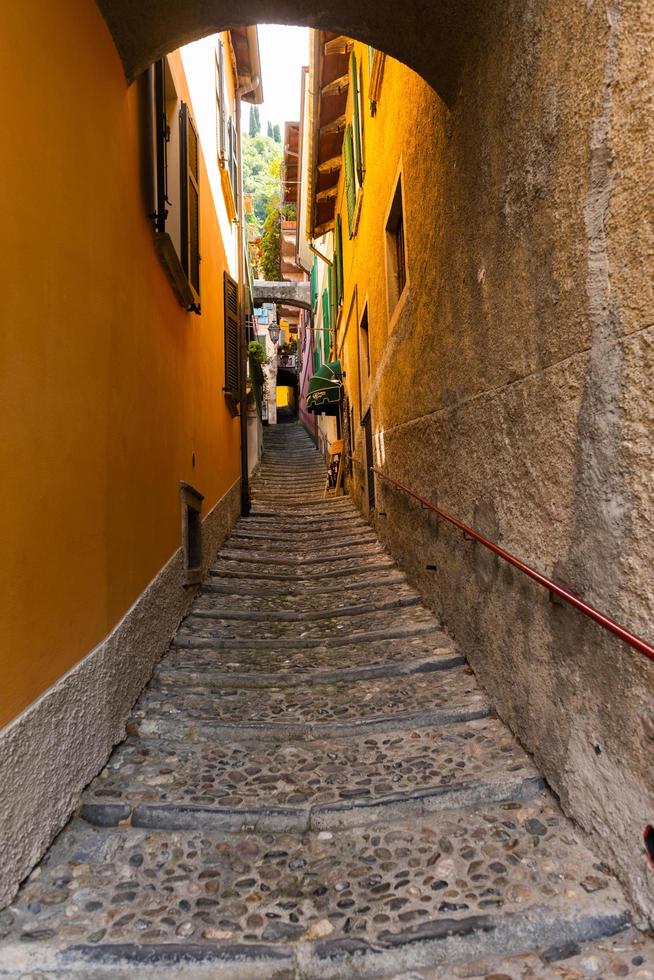 ruelle étroite à varenna como italie photo