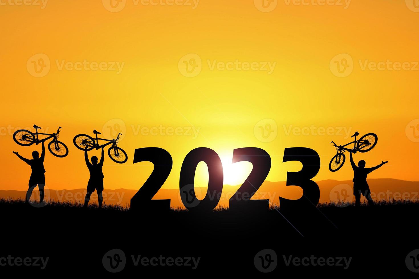 touristes aventureux à vélo transportant des vélos sur des obstacles. bonne année 2023 photo