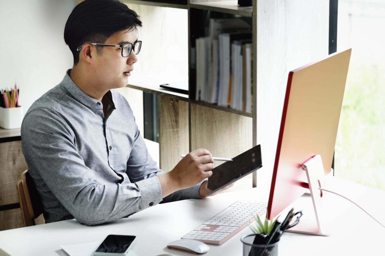 travail à domicile les employés de l'entreprise utilisent leur teblet et leurs ordinateurs pour travailler à domicile afin d'empêcher le virus corona de rencontrer des étrangers. photo