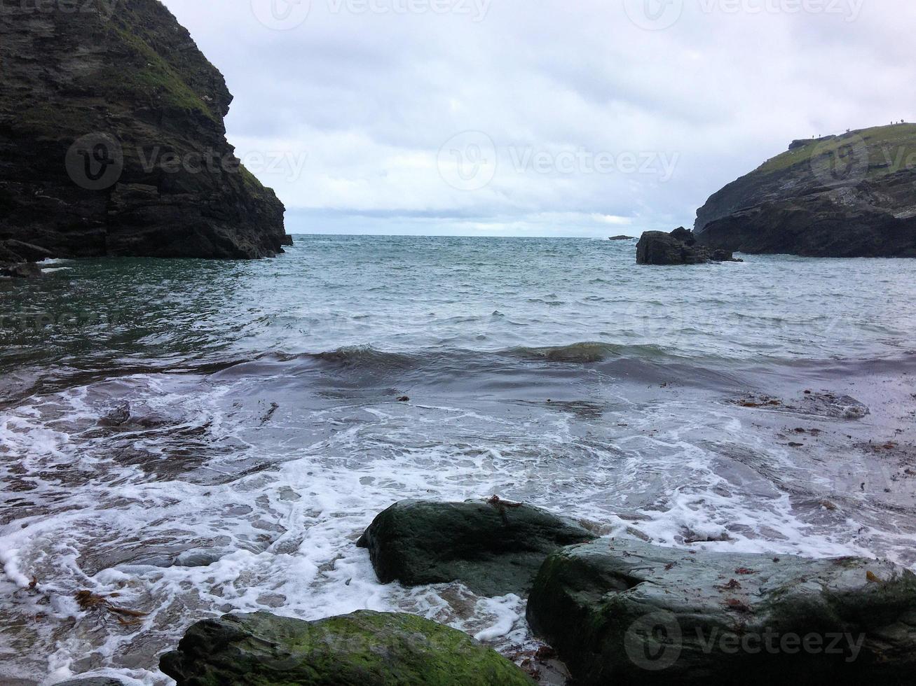 Une vue de Tintagel à Cornwall sur la côte photo