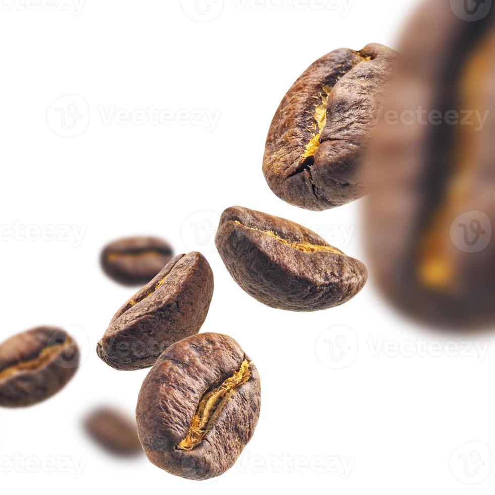 Les grains de café lévitent sur un fond blanc photo