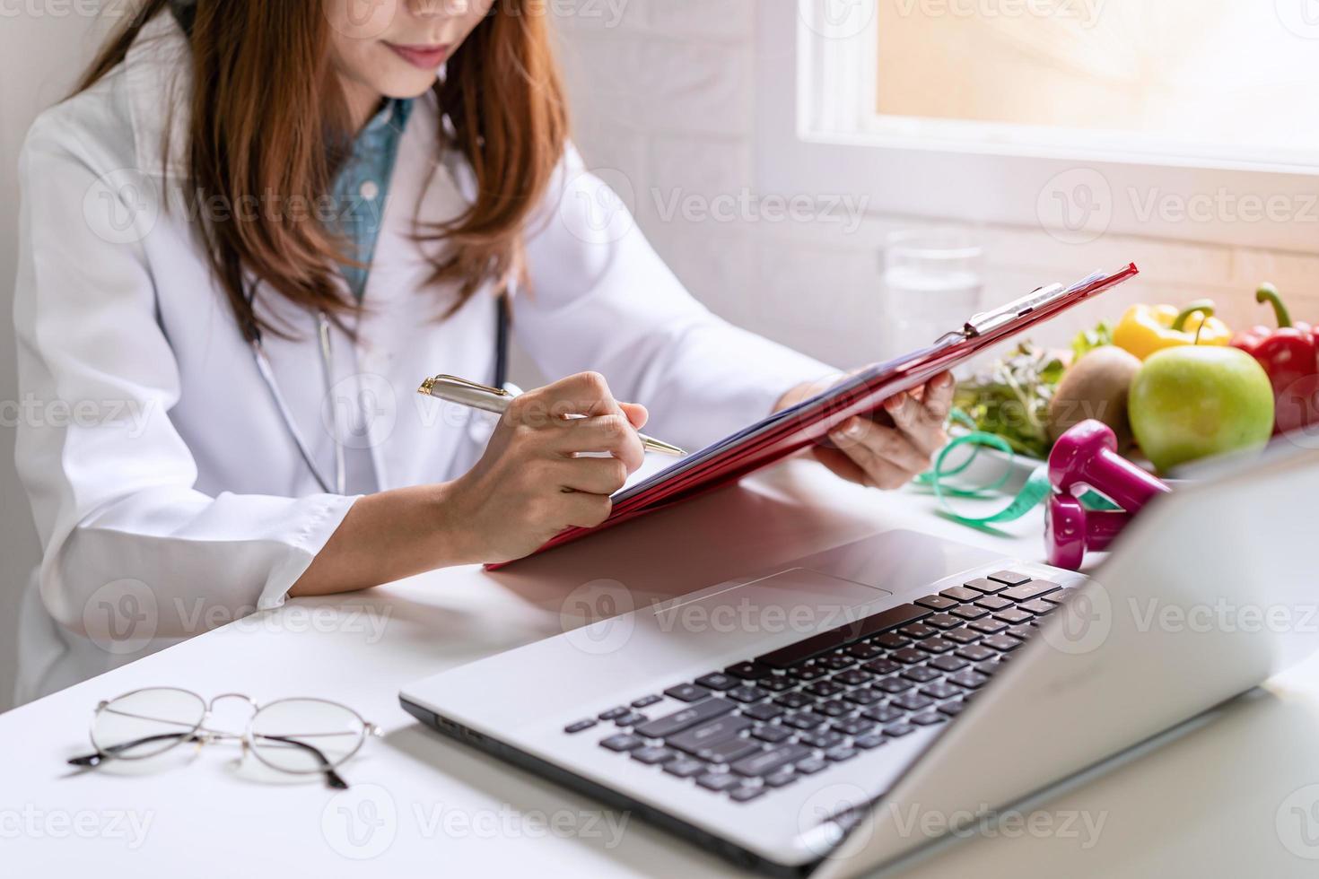 nutritionniste donnant une consultation au patient avec des fruits et légumes sains, une bonne nutrition et un concept de régime photo