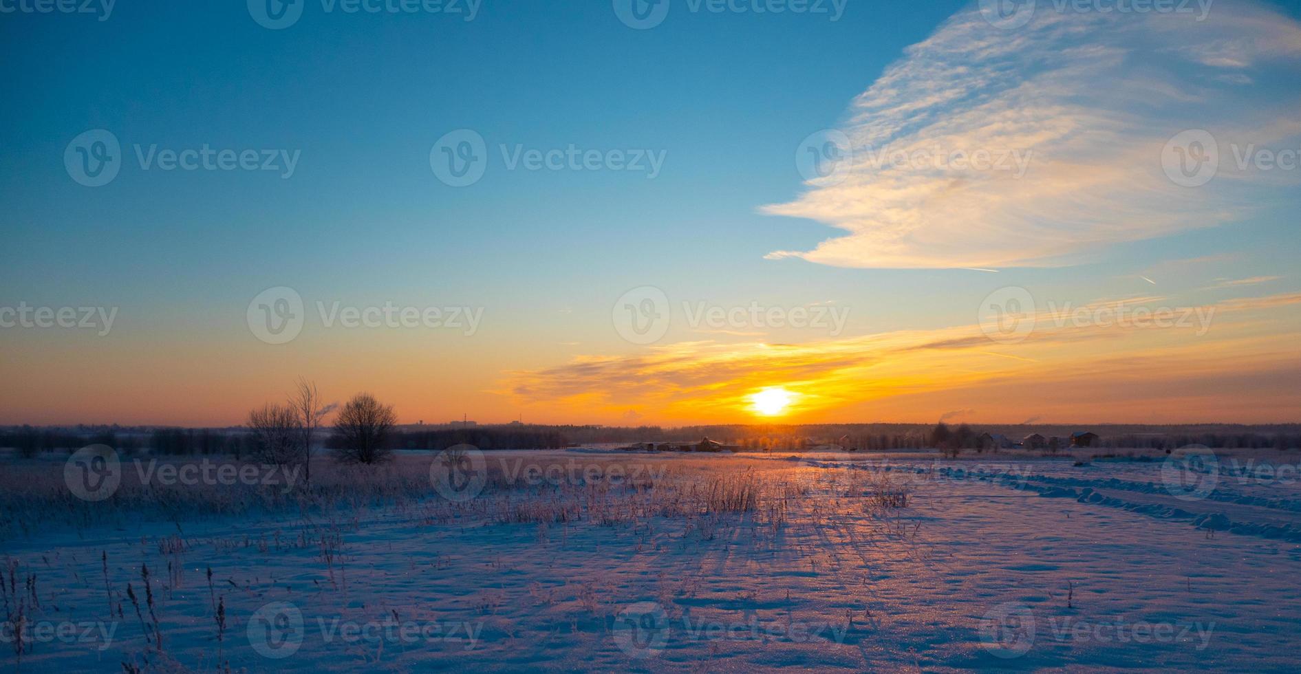 le beau coucher de soleil avec des pistes en fond d'hiver de neige photo