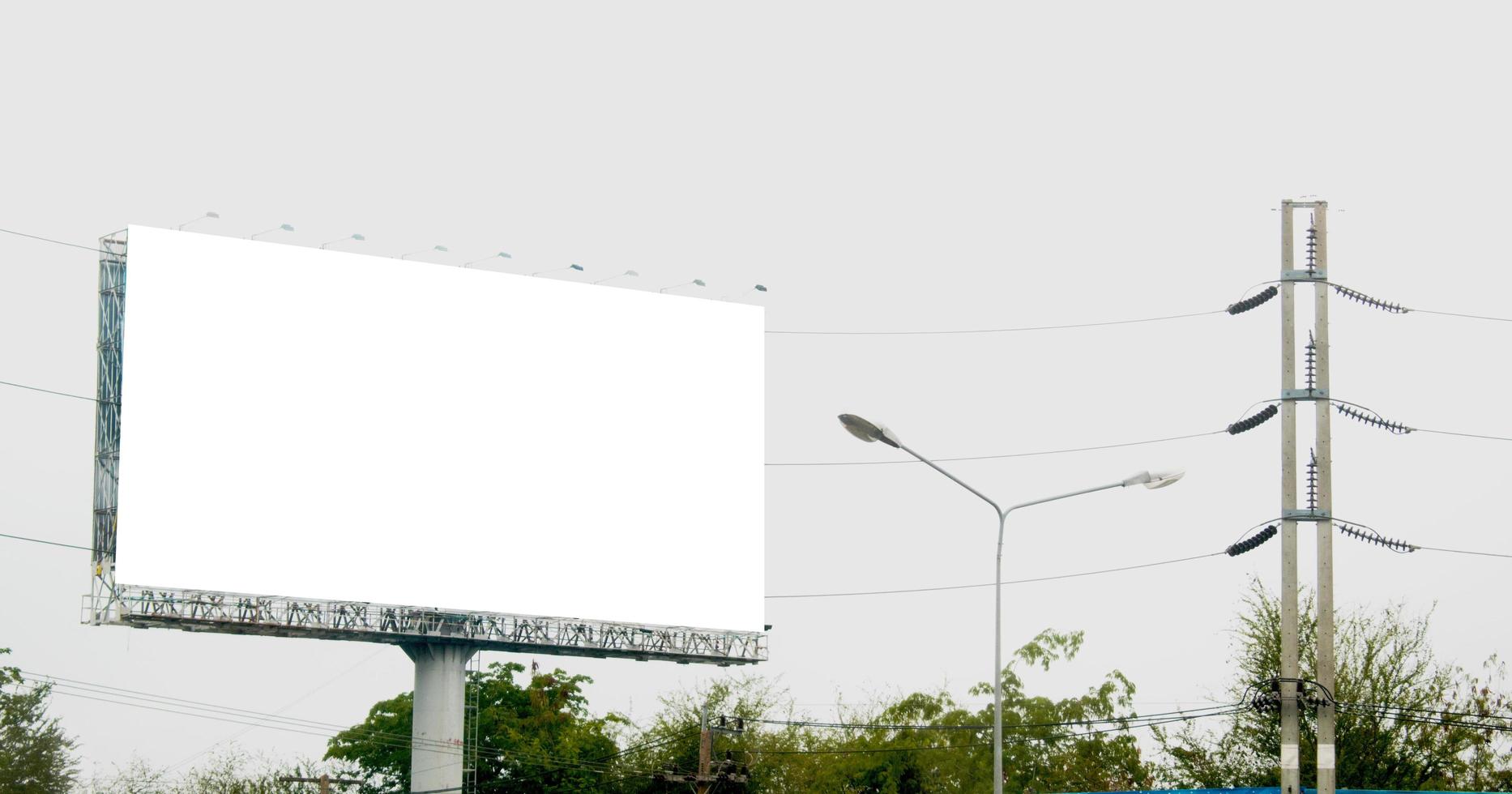 panneau d'affichage vide sur la route photo