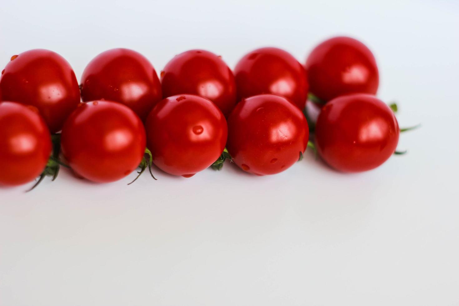 délicieuses tomates cerises fraîches. photo