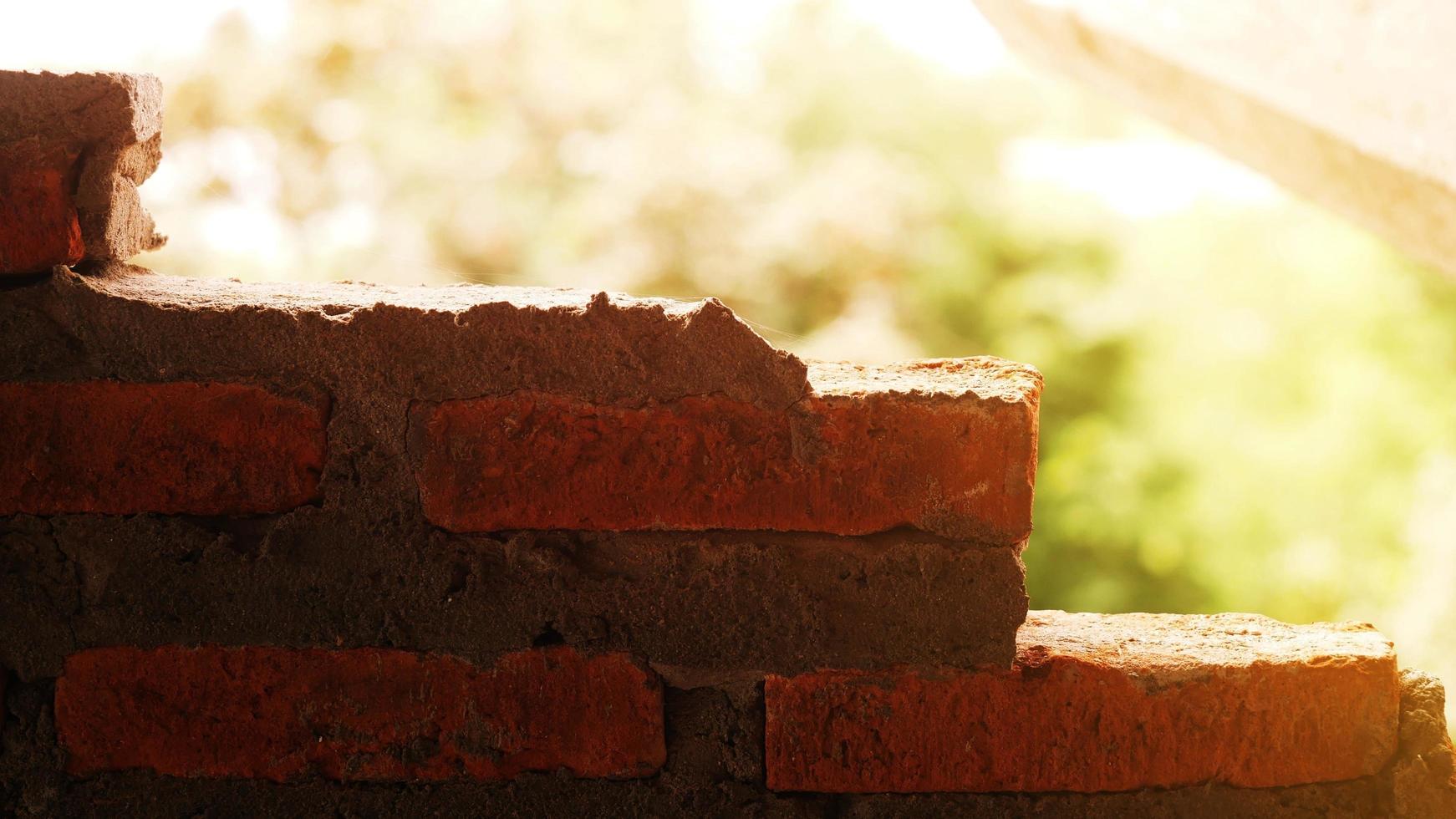 chantier non conventionnel la maçonnerie a été négligée, irresponsable, n'avance pas, à moitié finie. certaines parties, les murs avaient des surfaces rugueuses. photo