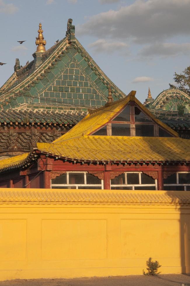 toits du monastère de gandantegchinlen, oulan-bator, avec une belle lumière au coucher du soleil. photo