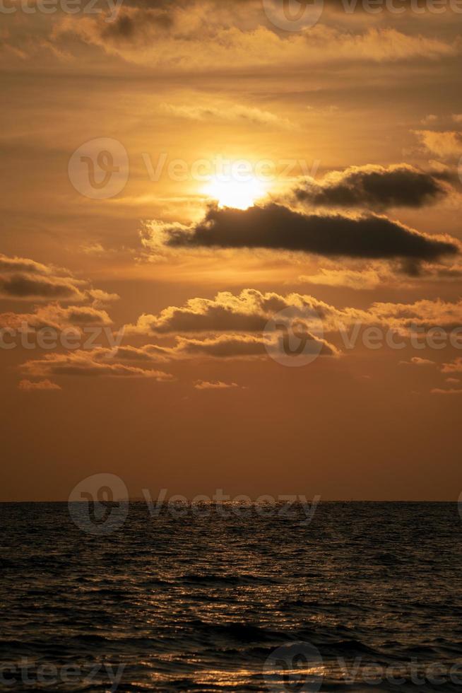 classique beau crépuscule romantique et incroyable moment de coucher de soleil sur la plage de chantaburi - à l'est de la thaïlande. photo