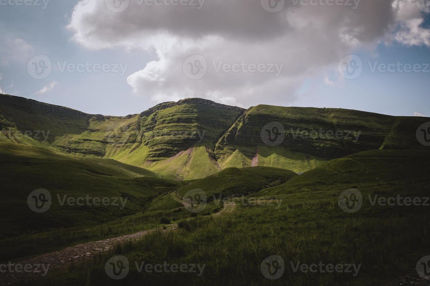 llyn y fan fach dans le parc national des brecon beacons photo