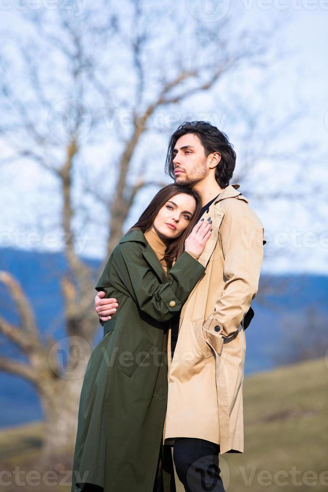 beau portrait sensuel d'un jeune couple élégant amoureux.image d'un adorable couple de brune amoureux. famille heureuse. photo