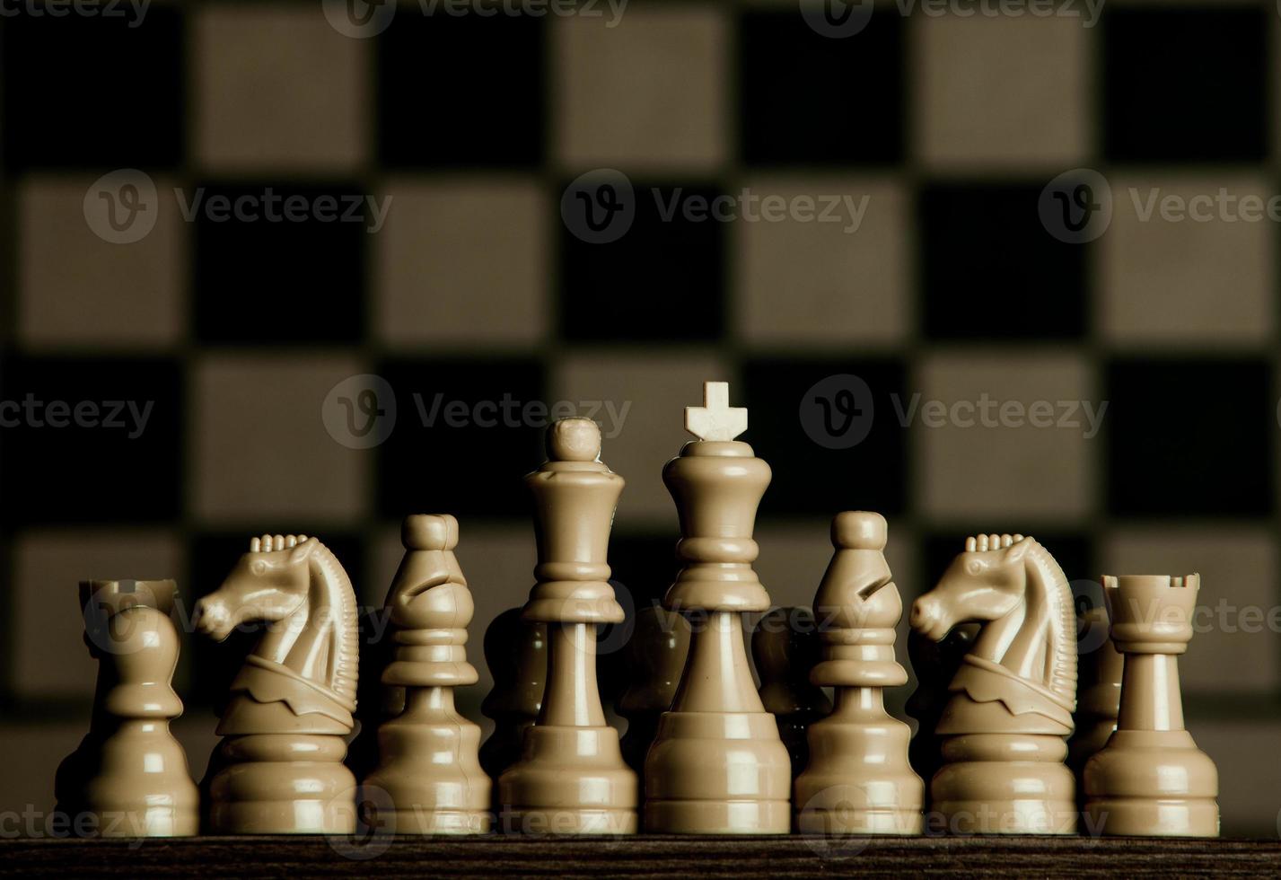 échiquier avec des pièces d'échecs. échecs sur fond sombre. concept de réussite commerciale. stratégie. échec et mat. photo