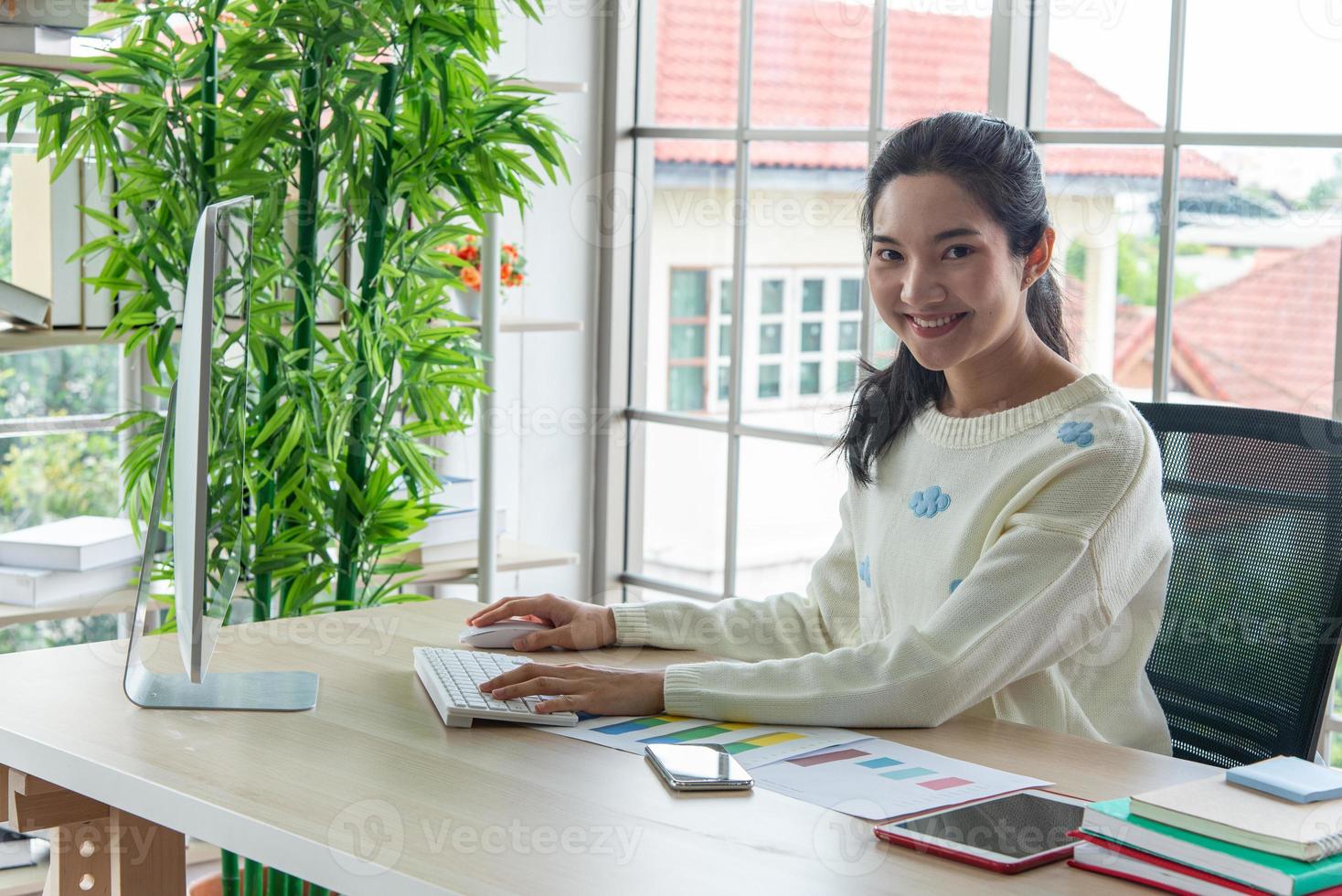 travail à domicile et concept d'apprentissage en ligne. de jolies jeunes femmes travaillant sur ordinateur regardent l'écran dans le salon ou l'espace de co-working. cours de formation en ligne pour étudiants. photo