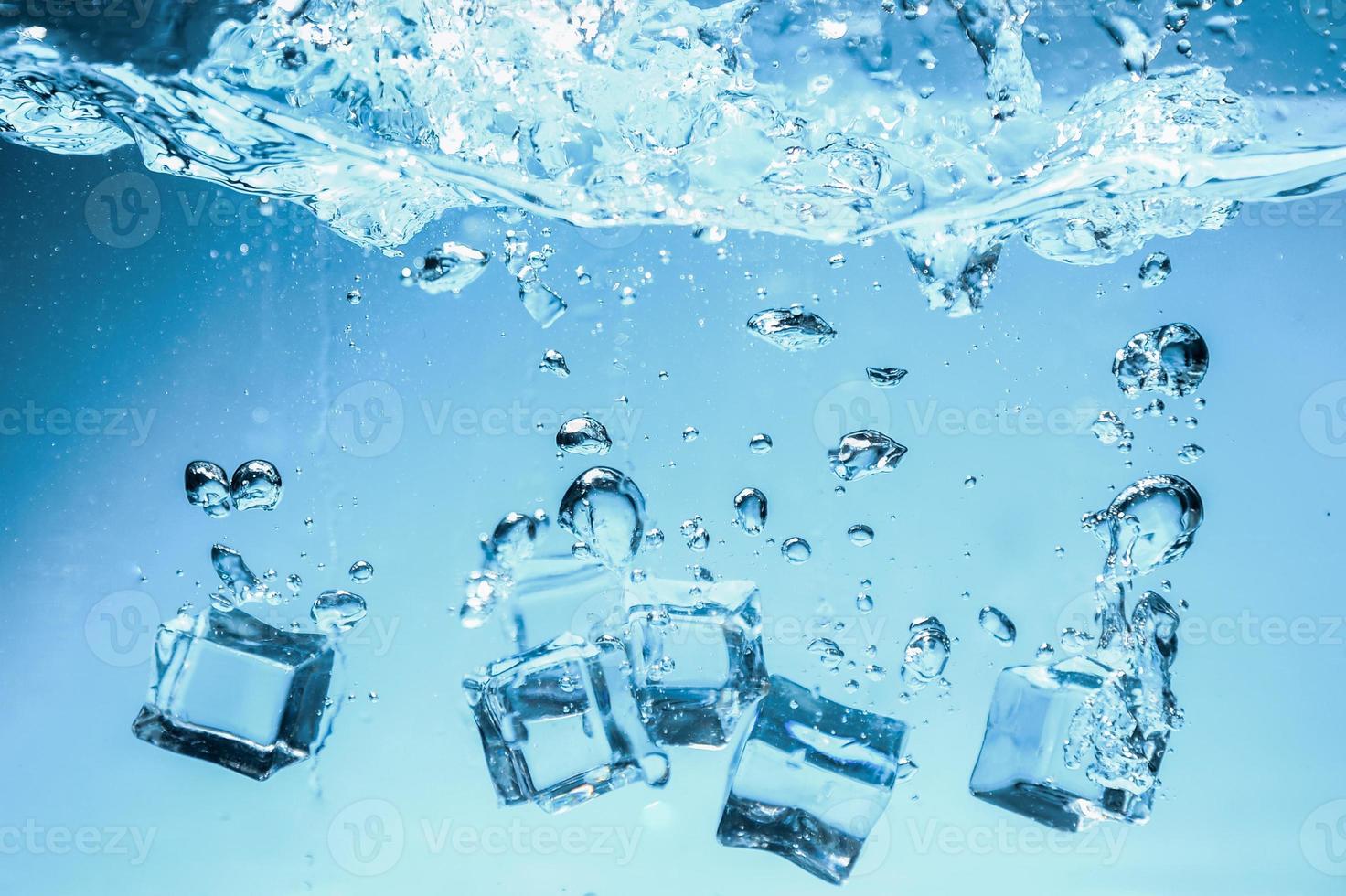 image de fond abstraite de glaçons dans l'eau bleue. photo