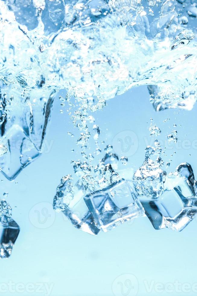 image de fond abstraite de glaçons dans l'eau bleue. photo