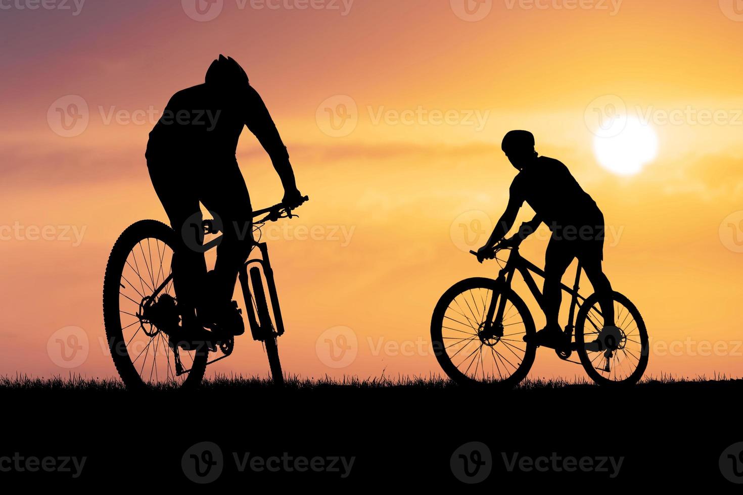 silhouettes de VTT et de cyclistes le soir joyeusement. concept de voyage et de remise en forme photo