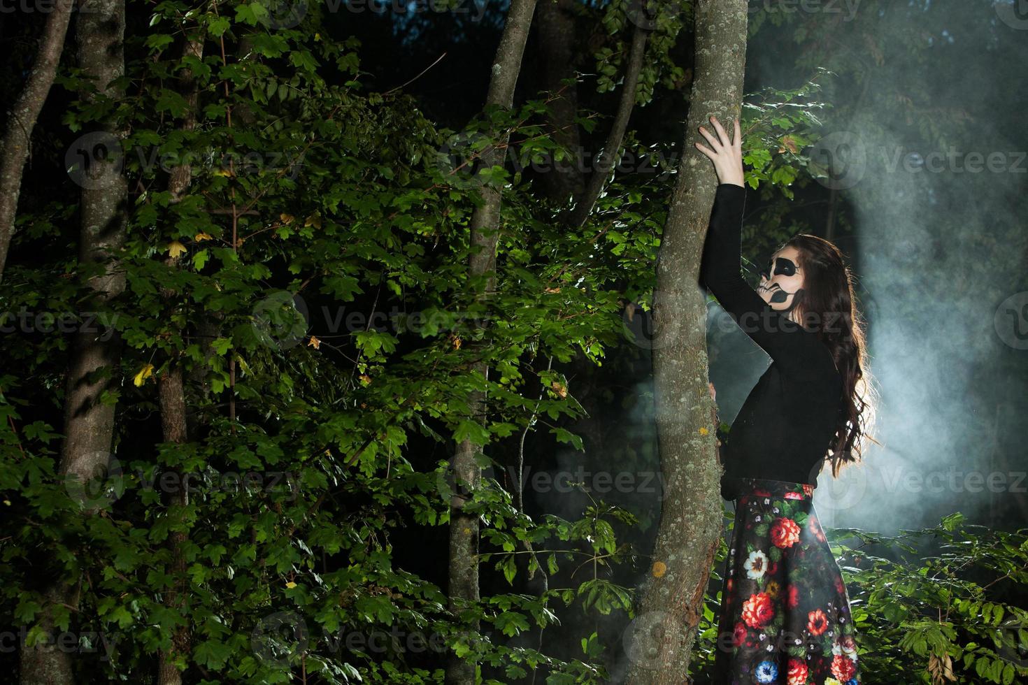 portrait de femme vampire halloween sur fond de nuit effrayant. conception d'art de mode maquillage vampire. fille modèle en costume d'halloween et maquillage. photo